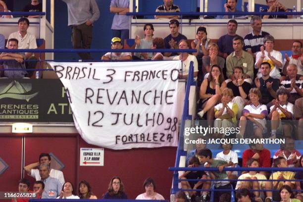Des supporteurs brésiliens ont déployé une banderole de soutien à leur équipe, inversant le score de la finale France-Brésil de la Coupe du monde de...