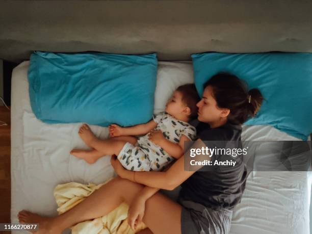 mor och son sova i sängen - boy asleep in bed bildbanksfoton och bilder