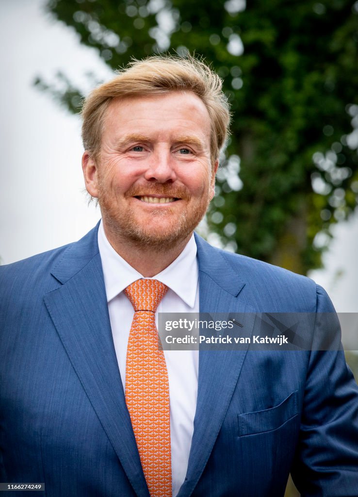 King Willem-Alexander opens oranjemonument