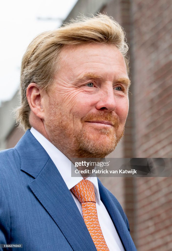 King Willem-Alexander opens oranjemonument