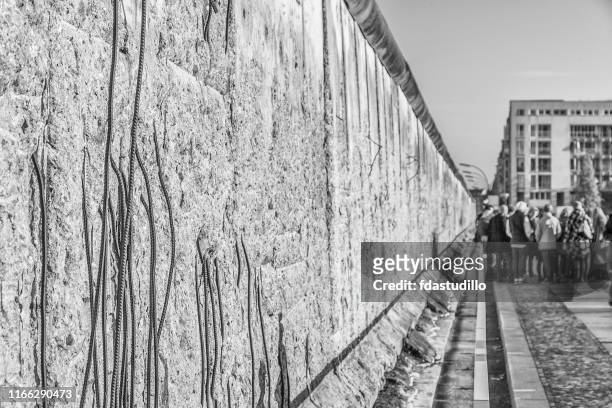 berlin - the berlin wall - fall of the berlin wall stock pictures, royalty-free photos & images
