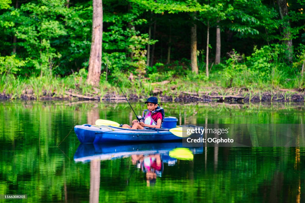 Joven niño hispano en kayak