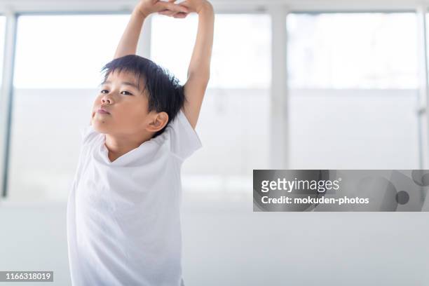 niño bailarín estirado en el estudio de baile - crecimiento estirón fotografías e imágenes de stock
