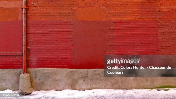 montreal old brick wall with pipe and snow - brick pattern stock-fotos und bilder
