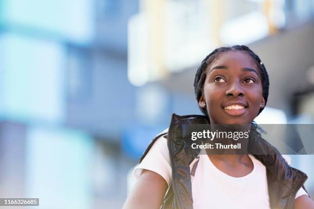 african-australian teenage girl in bunten städtischen lage - african american girl look up stock-fotos und bilder