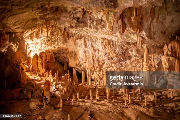 flowstones - tropfsteinhöhle stalaktiten stock-fotos und bilder
