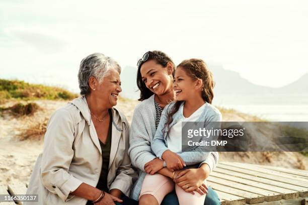 we zien zoveel van onszelf in haar - multi generation family stockfoto's en -beelden