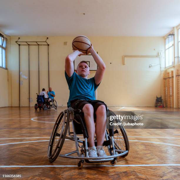 jugadores de baloncesto en silla de ruedas jugando al baloncesto - baloncesto en silla de ruedas fotografías e imágenes de stock