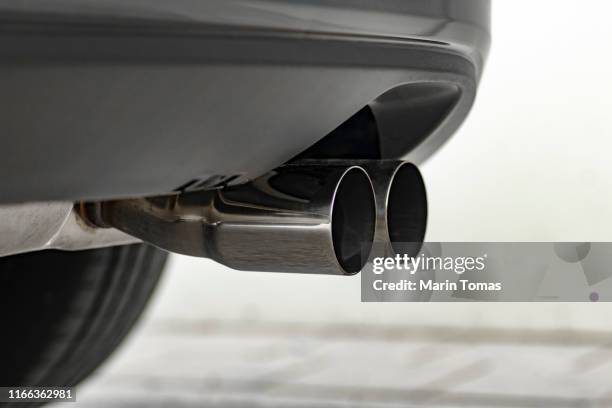 sports car exhaust system pipes - car emissions stock-fotos und bilder