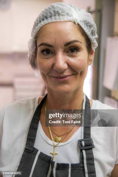 females in her forties working in aged care - hair net stock pictures, royalty-free photos & images