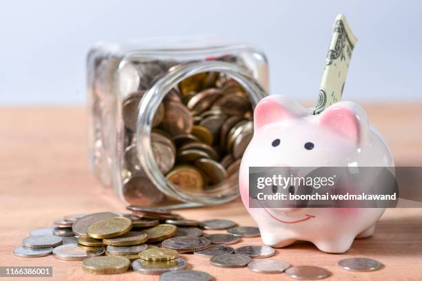 piggy bank and money jar - money borrow stockfoto's en -beelden