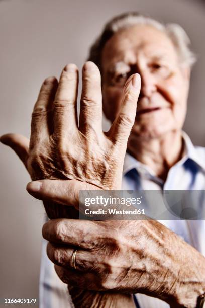 senior man's hands, close-up - 退化性關節炎 個照片及圖片檔