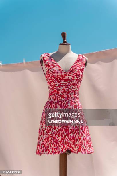 fashionable summer dress on dressmaker's model - mannequin stockfoto's en -beelden