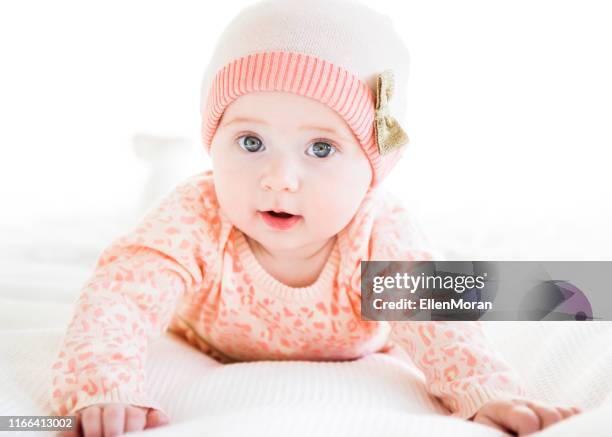 happy baby - baby girls fotografías e imágenes de stock