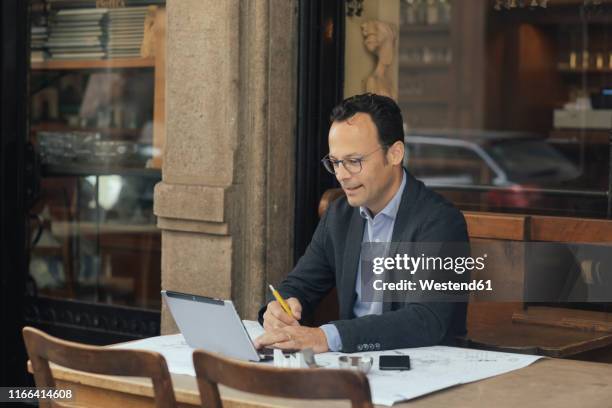 businessman at work in a coffee shop - laptop benutzen 個照片及圖片檔