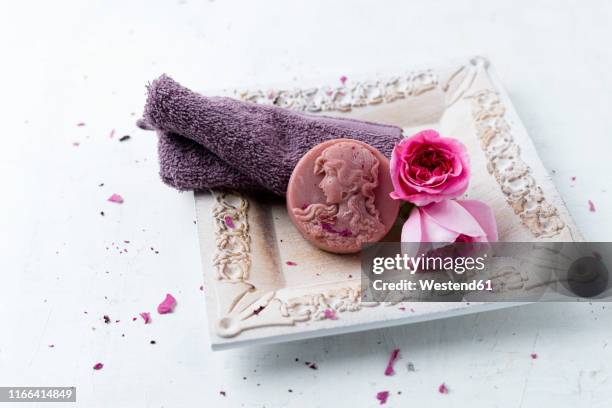 homemade rose soap, flower and washcloth - rosa violette parfumee photos et images de collection