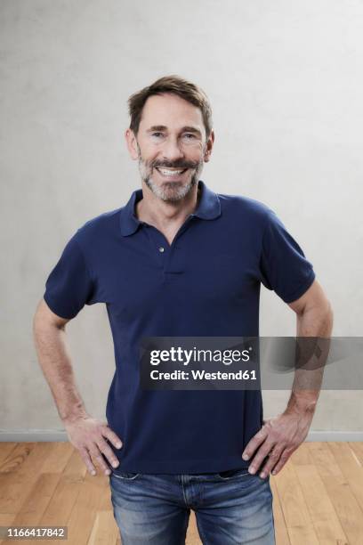 portrait of a smiling man, best ager - pantaloni foto e immagini stock