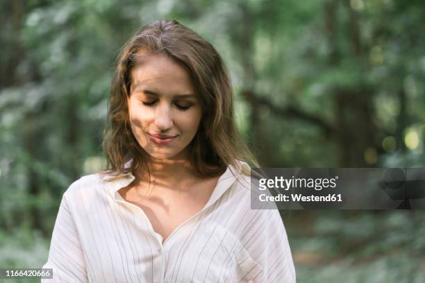 young woman enjoying the forest - instinct photos et images de collection