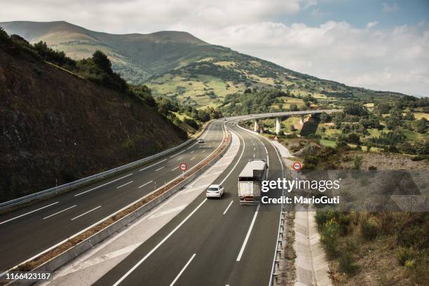 carretera de varios carriles con curvas - vía principal fotografías e imágenes de stock