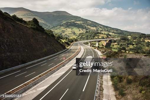 帶曲線的多車道高速公路 帶曲線的多車道高速公路
