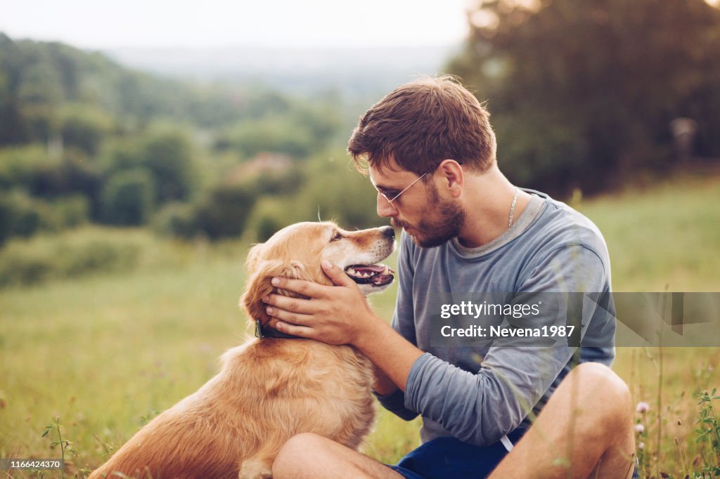 Guy e il suo cane si divertono nella natura