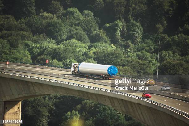 公路高架橋上的超大負載拖車 - 特大 個照片及圖片檔
