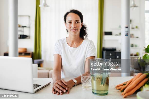 portrait of single mom sitting in kithcen - woman portrait kitchen laptop bildbanksfoton och bilder