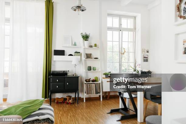 picture of family home during the day - quarto arrumado imagens e fotografias de stock