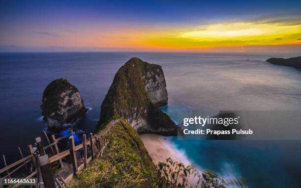 manta bay or kelingking beach on nusa penida island, bali, indonesia - nusa penida stock-fotos und bilder