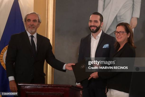 Salvadoran President Nayib Bukele , the special envoy of the Organization of American States, Uruguayan Luis Porto and Salvadoran Foreign Minister...