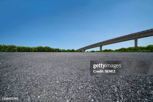 empty parking lot - schottergestein stock-fotos und bilder