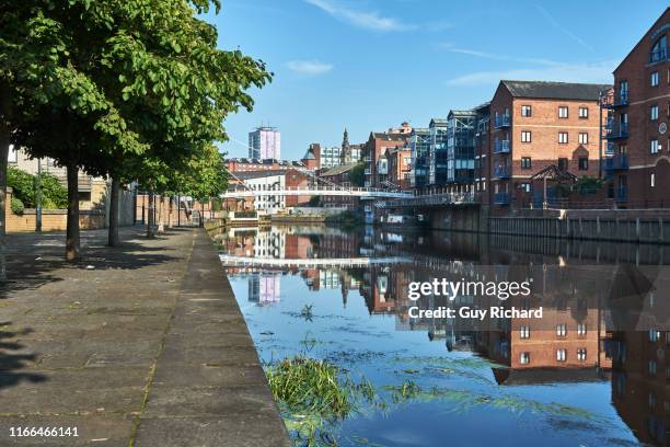 leeds and river aire, england - leeds photos et images de collection