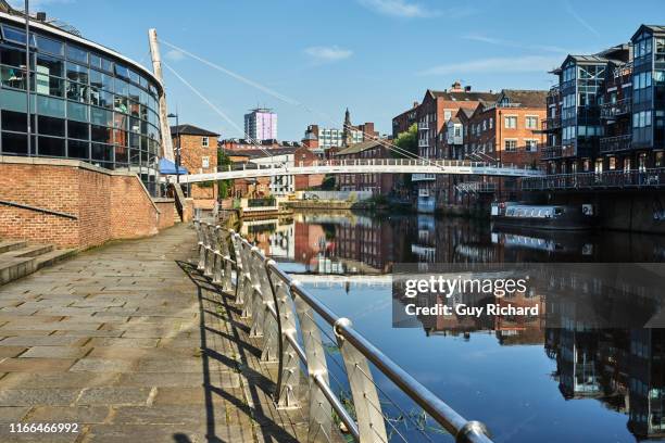 leeds and river aire, england - leeds skyline stockfoto's en -beelden