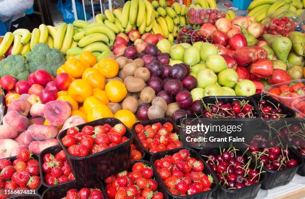 display of variety of fruit for sale. - verwaltungsbezirk county limerick stock-fotos und bilder
