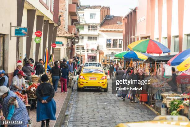 säljer grönsaker och frukt på cuenca street - cuenca ecuador bildbanksfoton och bilder