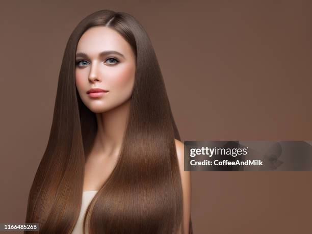 hermosa mujer con peinado perfecto - straight hair fotografías e imágenes de stock