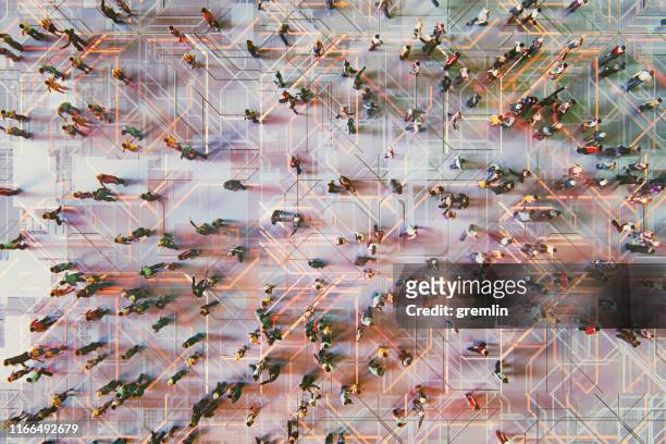 abstrakte menschenmassen mit virtual-reality-straßenanzeige - big data stock-fotos und bilder
