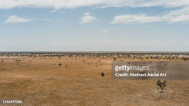 remote bushland in the northern territory, australia - australian outback landscape stockfoto's en -beelden