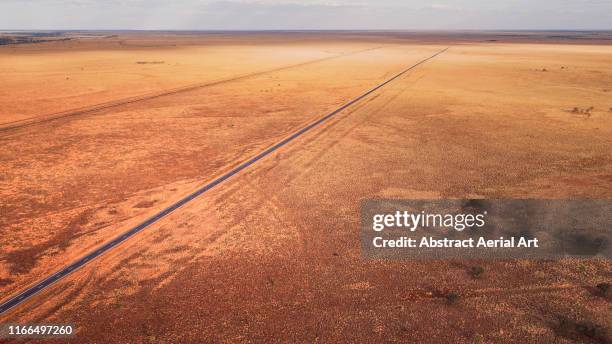 outback highway shot by drone, australia - terreno extremo - fotografias e filmes do acervo