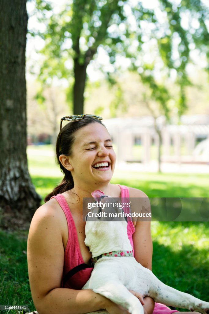 Mujer joven adulta en un parque con un bulldog francés