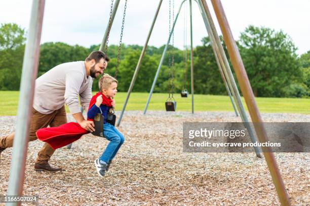 jong stel en zoon spelen als een gezin in een speeltuin met plezier samen - springfield missouri stockfoto's en -beelden