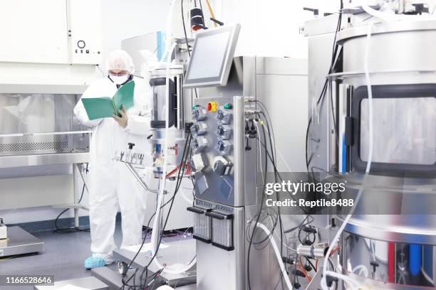 biotechnologie - cleanroom stockfoto's en -beelden