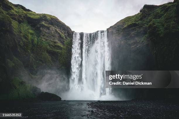 skogafoss waterfall iceland landscape - waterfall photos et images de collection