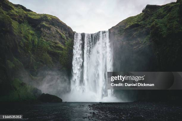 skogafoss waterfall iceland landscape - cachoeira imagens e fotografias de stock