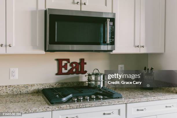 kitchen cooktop with steamer on burner - microwave photos et images de collection
