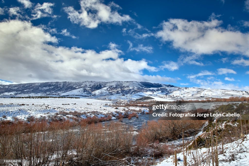 Vista invernal del rio Alto Bio Bio cruzando la estepa cerca de Liucura