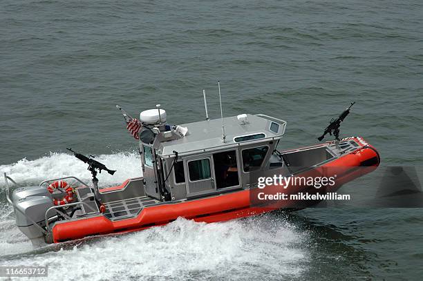 boot mit waffen von der us coast guard - küstenwache stock-fotos und bilder