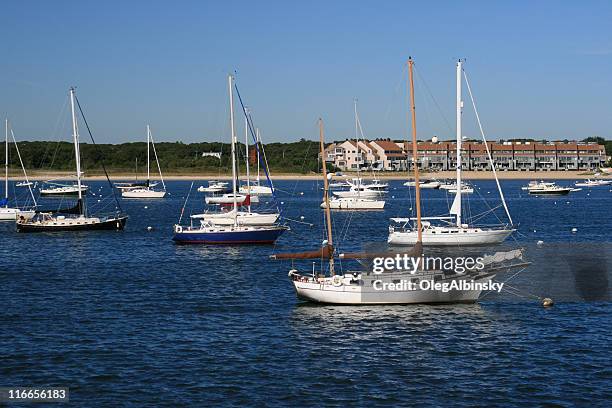veleros amarrados en hyannis harbor, cape cod, massachisetts. cielo azul. - hyannis port fotografías e imágenes de stock