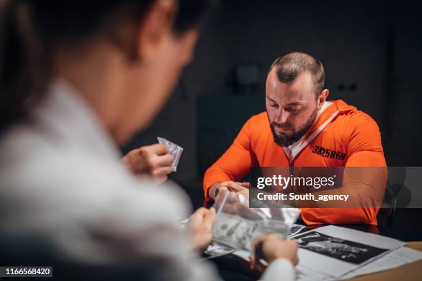 lady detective ondervragende een man gevangen in ondervrachting kamer - agent cash stockfoto's en -beelden