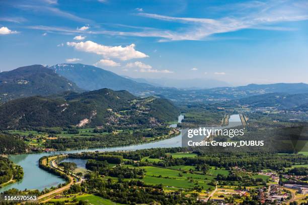 prachtige heuvelachtige franse landschap luchtfoto in het midden van bugey bergen in ain department in de buurt van savoie, met rivier de rhône, levendige groene velden en beroemde lake bourget niet ver, geschoten in de zomer - rhone stockfoto's en -beelden